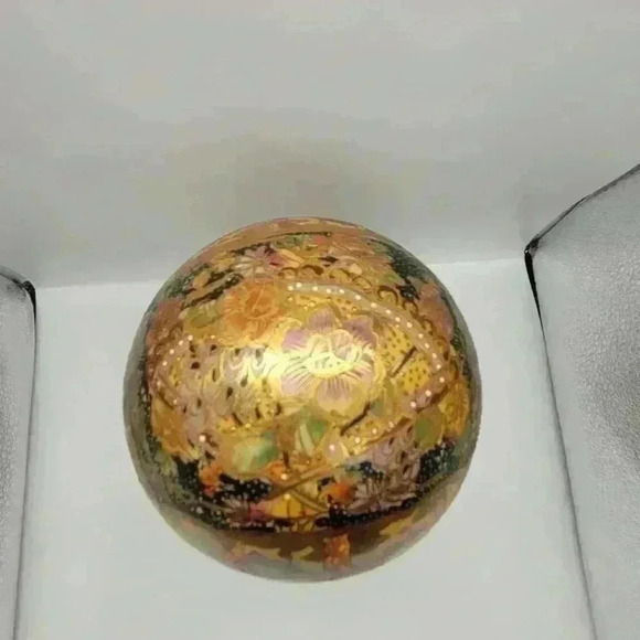 Beautiful Large Porcelain Satsuma Stamped Egg, Wooden stand Geisha Gilt Paint - Picture 2 of 13